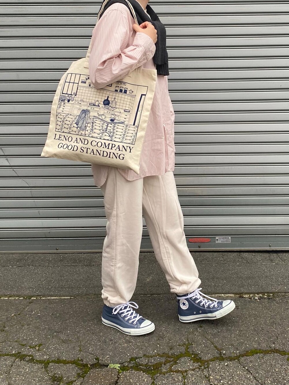 ホワイト系のスウェットパンツ、ピンク系のシャツ/ブラウス、ブルー系のスニーカーを着用したレディースの秋コーディネートの4枚目の写真