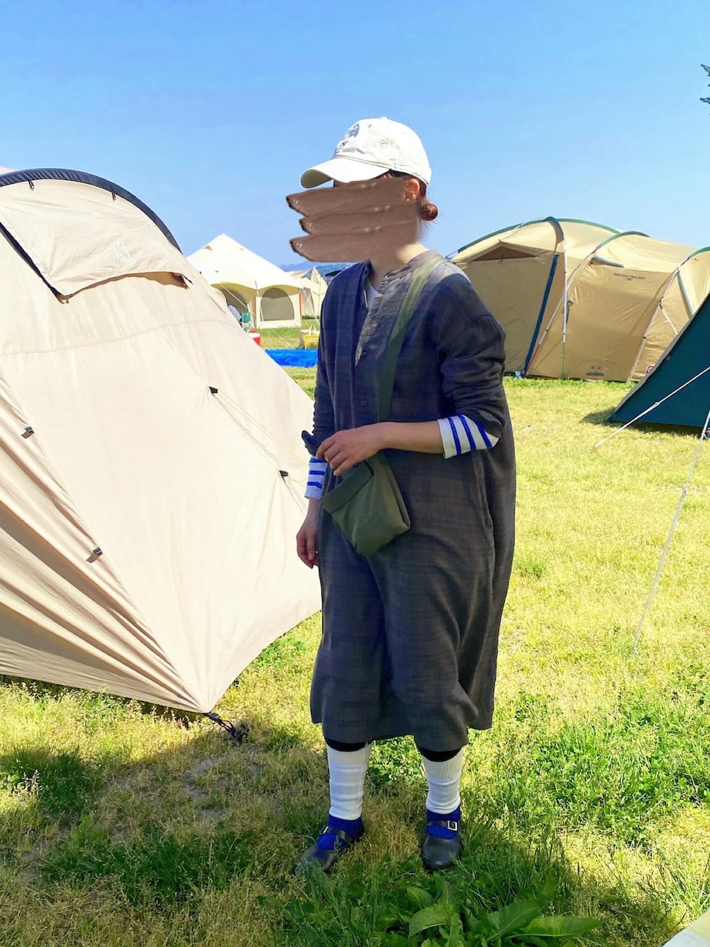 ブルー系のTシャツ/カットソー、グリーン系のシャツワンピース、ブラウン系のレインシューズを着用したレディースの春コーディネートの3枚目の写真