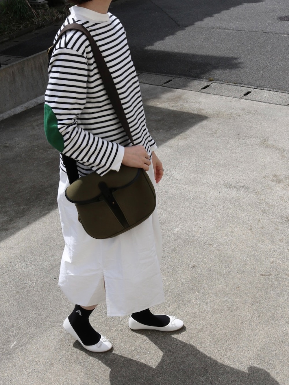 ホワイト系のシャツワンピース、ホワイト系のTシャツ/カットソー、グレー系のソックス/靴下を着用したレディースの春コーディネートの3枚目の写真