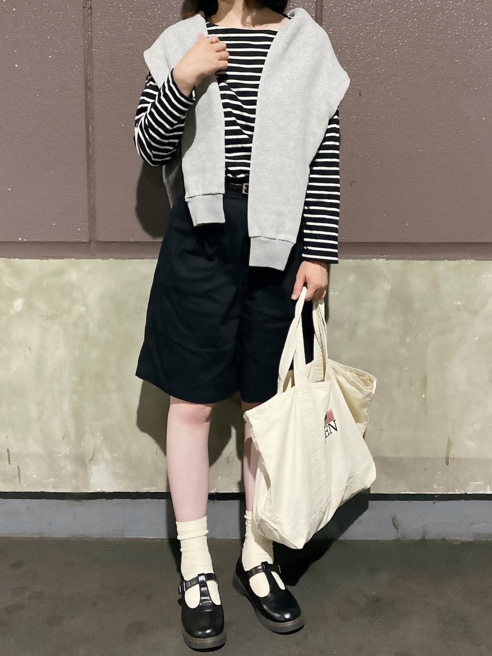 ブラック系のTシャツ/カットソー、グレー系のスウェット、ブラック系のチノパンツを着用したレディースの春コーディネートの2枚目の写真