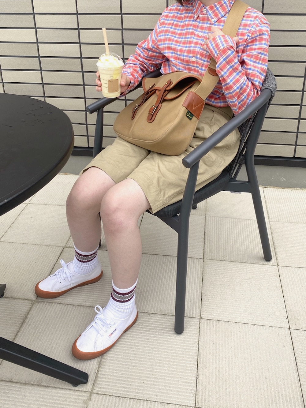 ピンク系のシャツ/ブラウス、ベージュ系のパンツ、グリーン系のショルダーバッグを着用したレディースの夏コーディネートの3枚目の写真