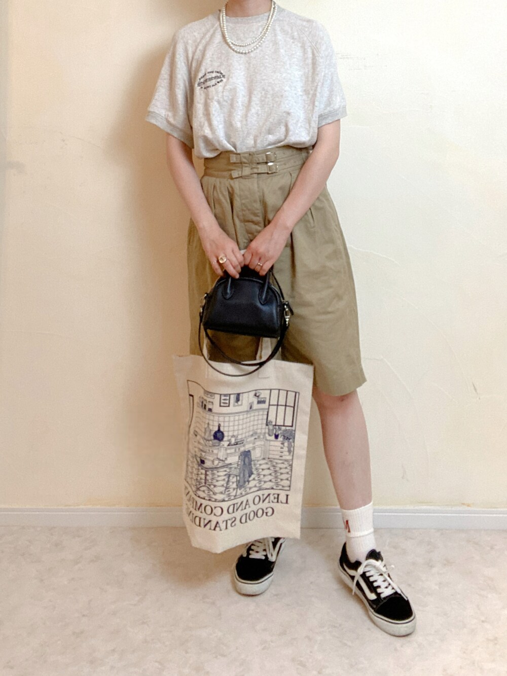 ベージュ系のスウェット、ベージュ系のパンツ、ブラック系のスニーカーを着用したレディースの夏コーディネートの2枚目の写真