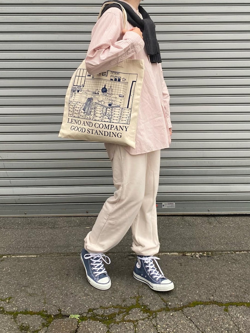 ホワイト系のスウェットパンツ、ピンク系のシャツ/ブラウス、ブルー系のスニーカーを着用したレディースの秋コーディネートの3枚目の写真