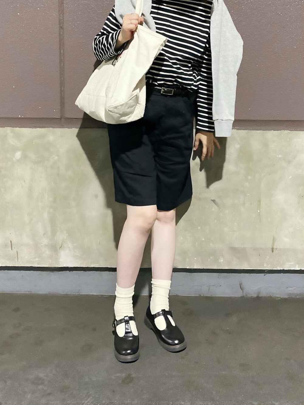 ブラック系のTシャツ/カットソー、グレー系のスウェット、ブラック系のチノパンツを着用したレディースの春コーディネートの4枚目の写真