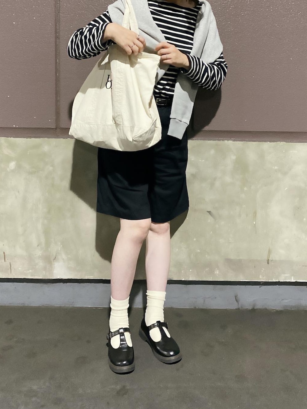 ブラック系のTシャツ/カットソー、グレー系のスウェット、ブラック系のチノパンツを着用したレディースの春コーディネートの5枚目の写真