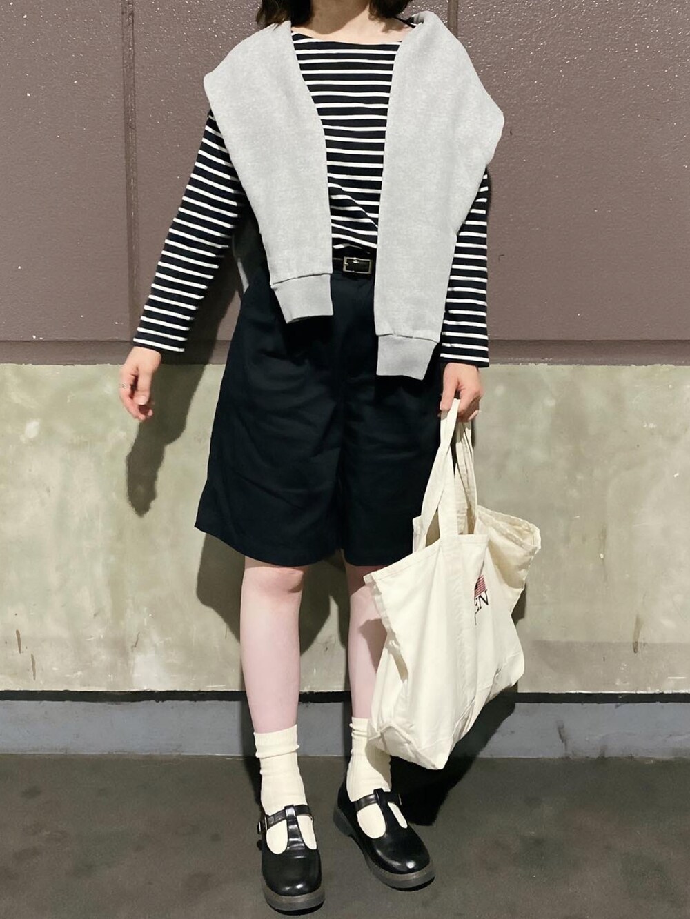 ブラック系のTシャツ/カットソー、グレー系のスウェット、ブラック系のチノパンツを着用したレディースの春コーディネートの3枚目の写真