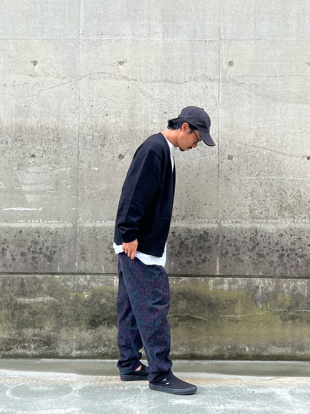 「カジュアルコーデ、秋服準備はじめました、秋、古着MIX、ストリートコーデ、ストリートMIX、ストリートファッション、GUコーデ、プチプラ、プチプラコーデ、プチプラミックス、カーディガンコーデ、柄物コーデ、柄物、きれいめ」｜「CIAOPANICのアイテム（キャップ、ブラック系）」を使った、おさむさん（メンズ・165cm）の秋コーディネートの2枚目の写真