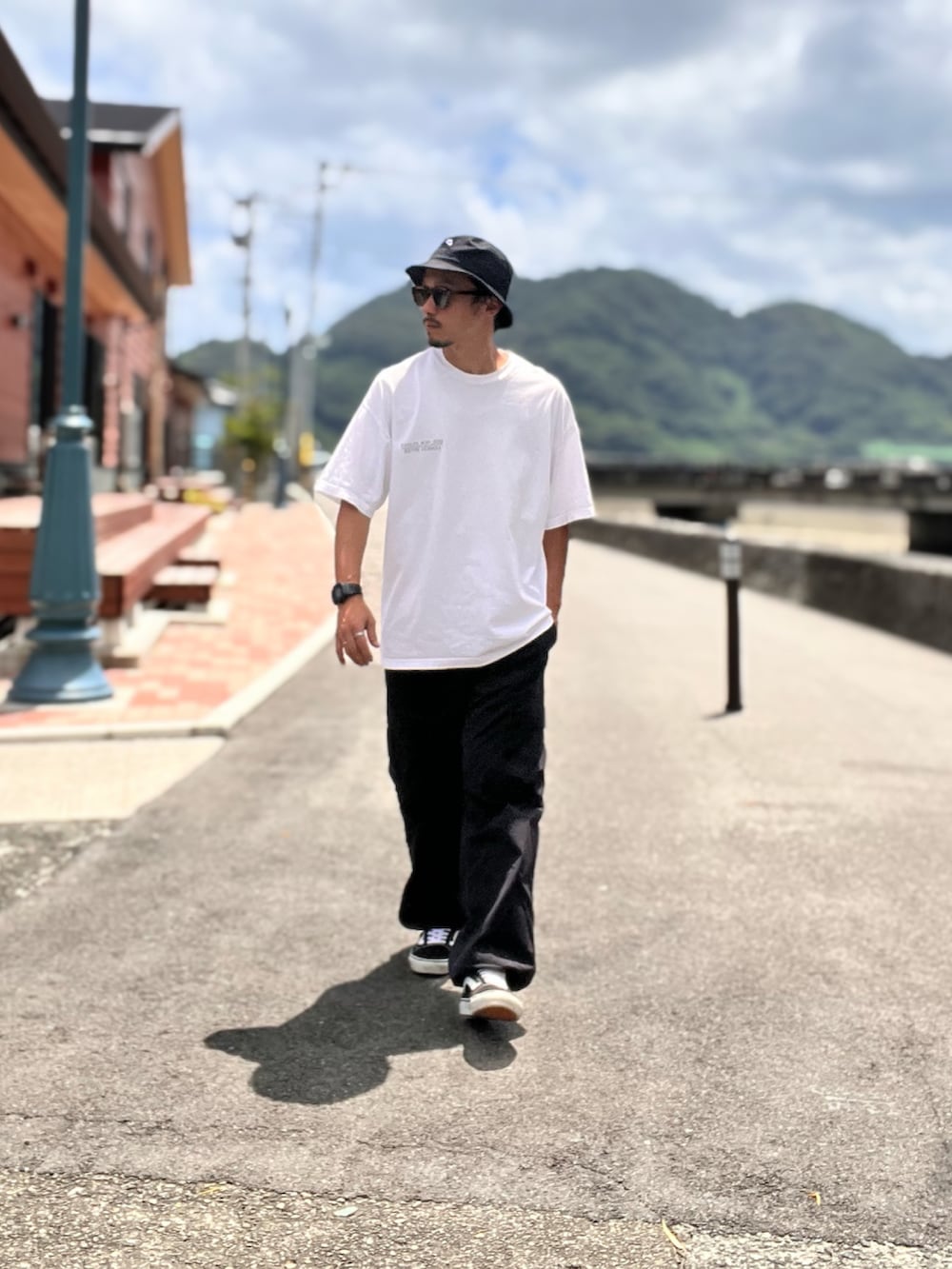 「お出かけコーデ、夏コーデ、カジュアルコーデ、ストリートコーデ、低身長男子、ユニクロコーデ、ユニクロ、VANSのスニーカー、vans、低身長、ハットコーデ、サングラス、グラサン男子、ラフコーデ、プチプラコーデ」｜「NIKEのNIKE BUCKET CORE ナイキ コア バケット（ハット、ブラック系）」を使った、おさむさん（メンズ・165cm）の夏コーディネートの2枚目の写真