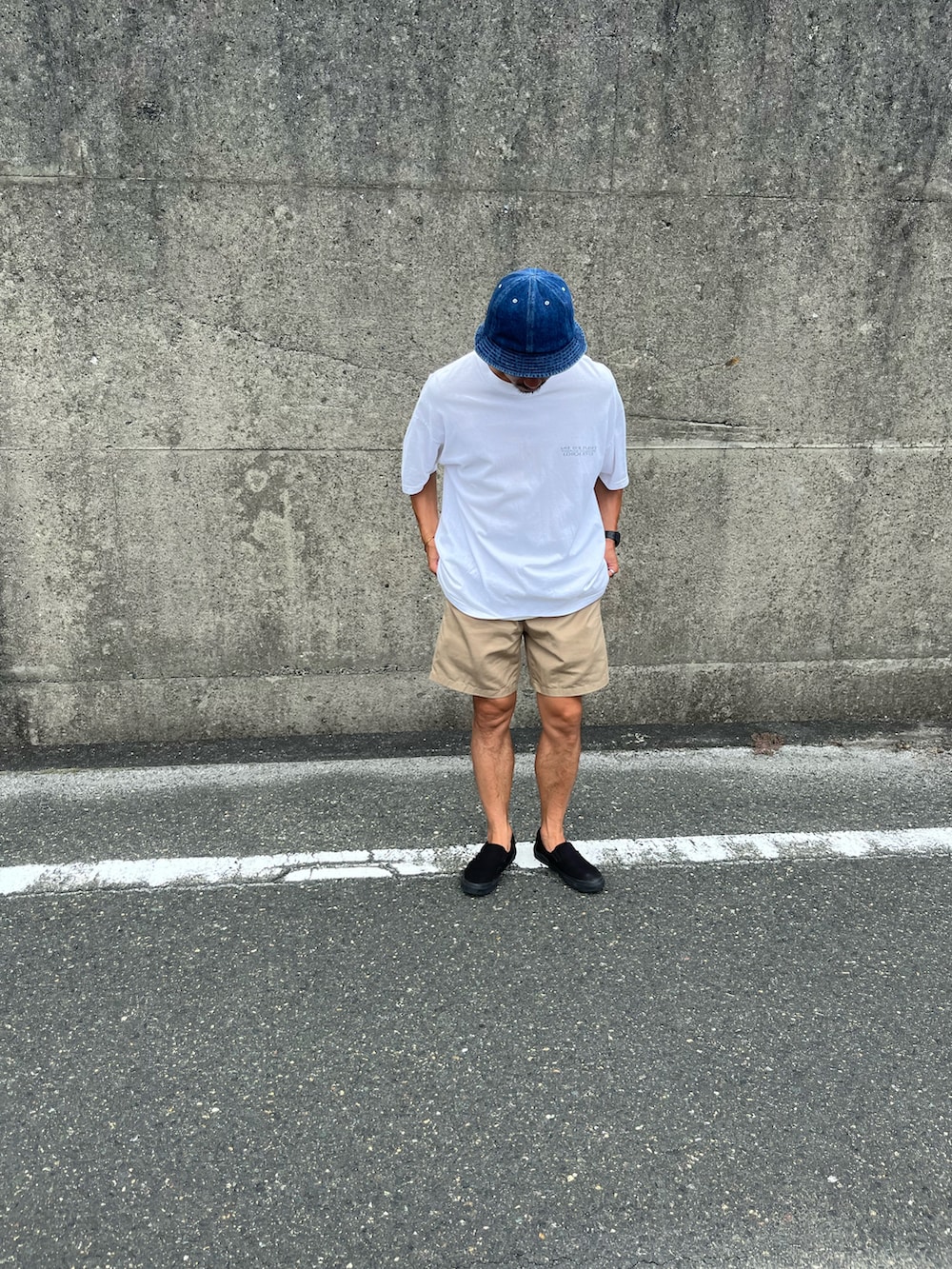 「夏コーデ、お出かけコーデ、カジュアルコーデ、ハットコーデ、ハーフパンツ、ハーフパンツコーデ、短パン、バケハ、GUコーデ、GU、プチプラコーデ、プチプラ、古着MIX」｜「古着のアイテム（ハット、ブルー系）」を使った、おさむさん（メンズ・165cm）の夏コーディネートの2枚目の写真