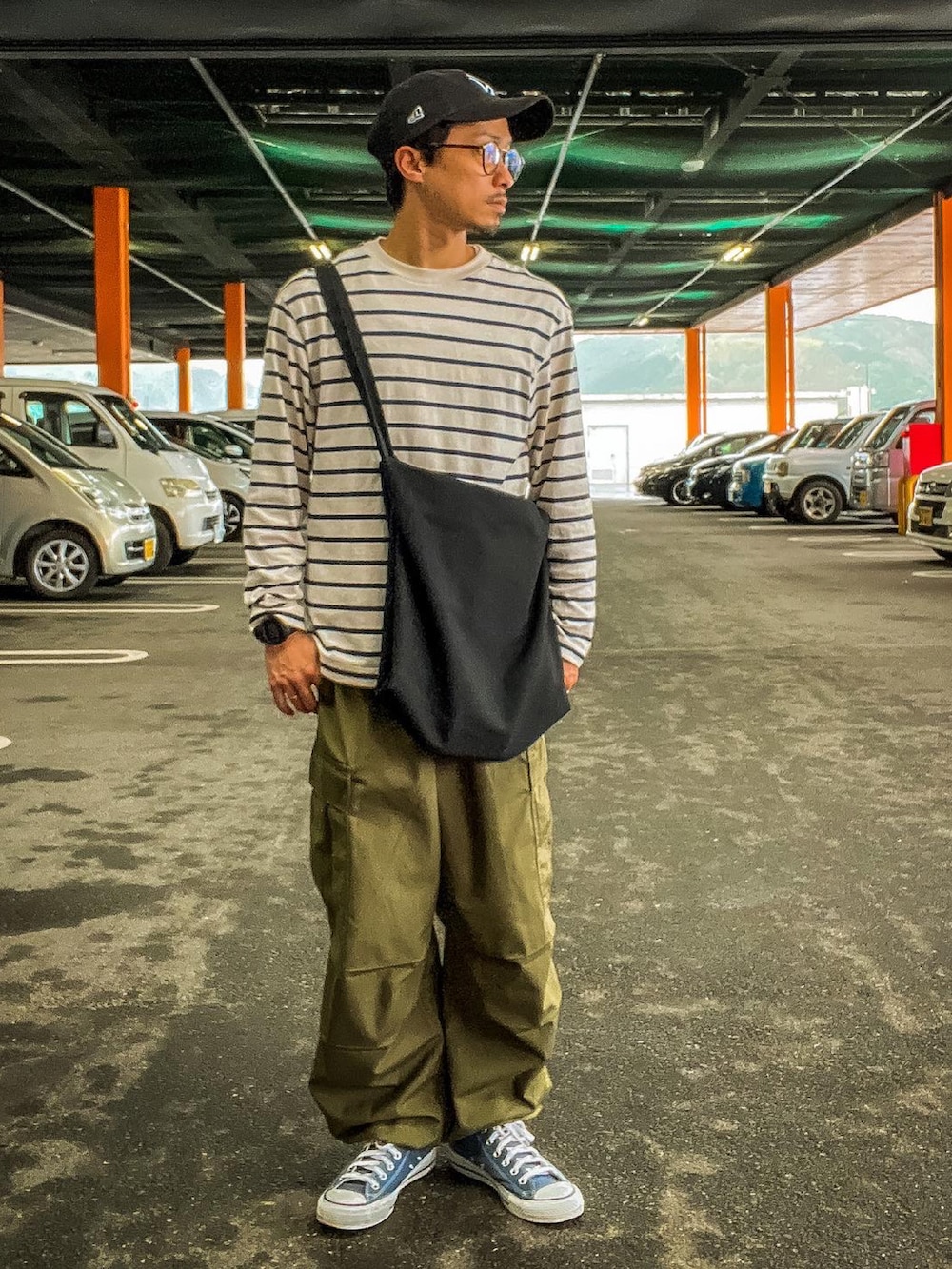 「ootd、オトナカジュアル、服好きな人と繋がりたい、春コーデ、ストリートコーデ、ＧＷ、UNIQLO、GUコーデ、ユニクロコーデ、カーゴパンツ、ボーダー、ニューエラ」｜「GUのアイテム（カーゴパンツ、グリーン系）」を使った、おさむさん（メンズ・165cm）の春コーディネートの3枚目の写真