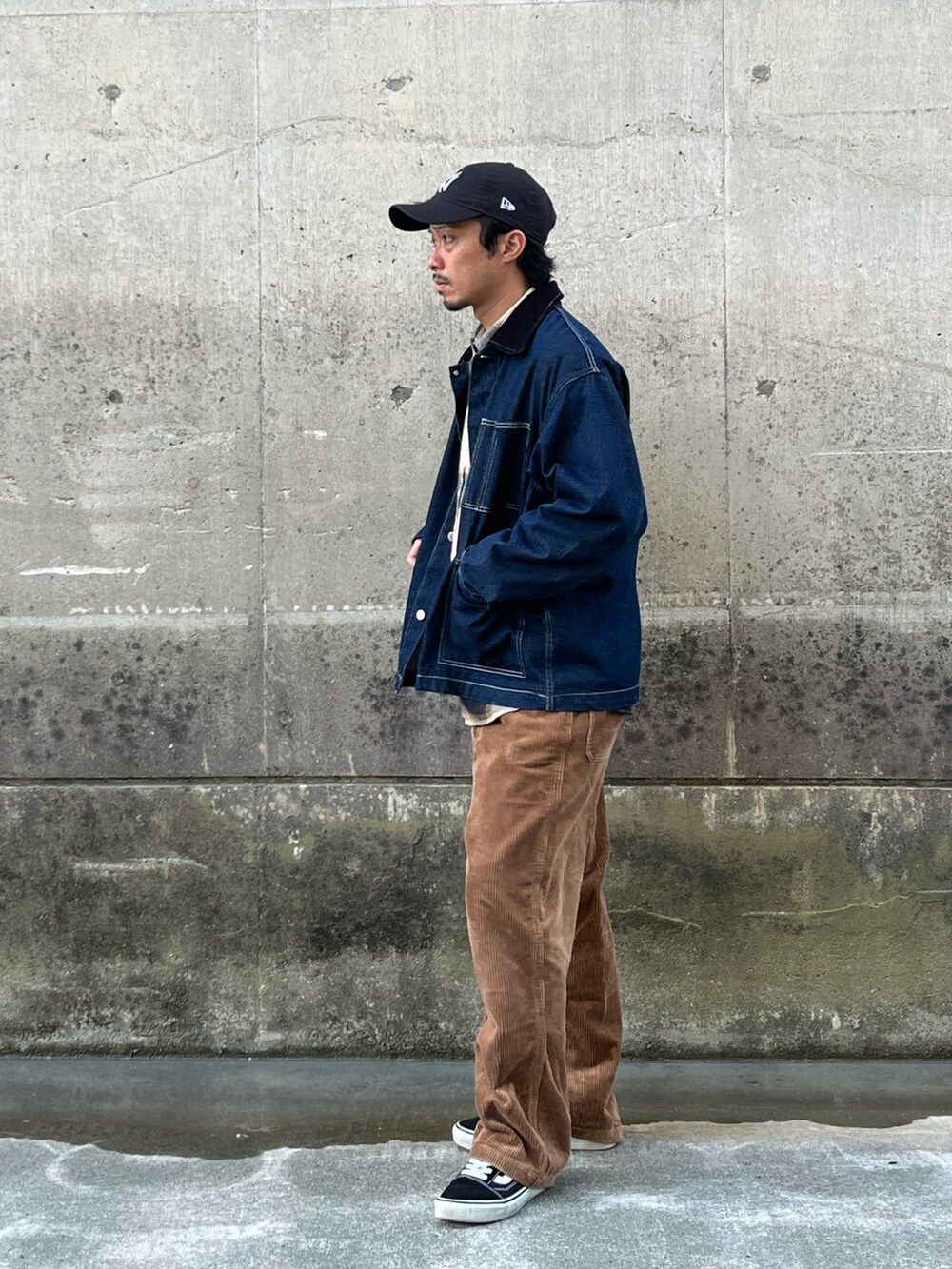 「秋冬コーデ、シンプル、GU、お出かけコーデ、ジャケットスタイル、UNIQLO、プチプラコーデ、ストリートコーデ、ストリートMIX、初秋コーデ、低身長コーデ、clutch、ワイドパンツ」｜「NEW ERAの【NEW ERA】9TWENTY MLB BASEBALL CAP /【ニューエラ】920 ナイントゥエンティ メジャーリーグ ベースボール キャップ（キャップ、ブラック系）」を使った、おさむさん（メンズ・165cm）の秋コーディネートの2枚目の写真