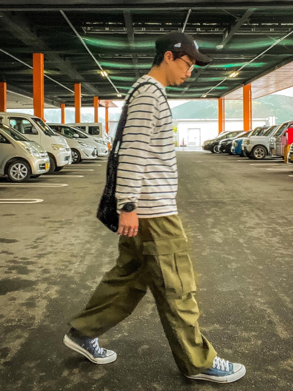 「ootd、オトナカジュアル、服好きな人と繋がりたい、春コーデ、ストリートコーデ、ＧＷ、UNIQLO、GUコーデ、ユニクロコーデ、カーゴパンツ、ボーダー、ニューエラ」｜「GUのアイテム（カーゴパンツ、グリーン系）」を使った、おさむさん（メンズ・165cm）の春コーディネートの2枚目の写真