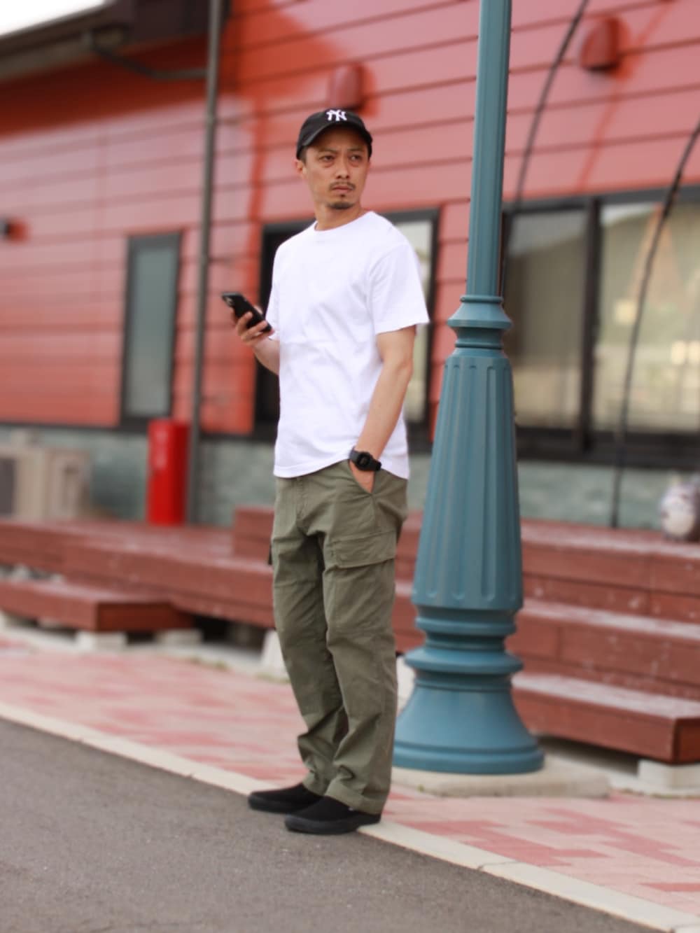 「夏コーデ、大人コーデ、低身長コーデ、スニーカーコーデ、カーゴパンツ、お洒落さんとつながりたい、outfitoftheday、スリッポン、ストリートMIX、プチプラコーデ、プチプラミックス、低身長、初夏コーデ、ootd、シンプル」｜「United AthleのUnited Athle / ユナイテッドアスレ / 5.6オンスヘビーウェイト オーバーサイズ ビッグTシャツ / レイヤード / ボックスシルエット（Tシャツ/カットソー、ホワイト系）」を使った、おさむさん（メンズ・165cm）の夏コーディネートの2枚目の写真