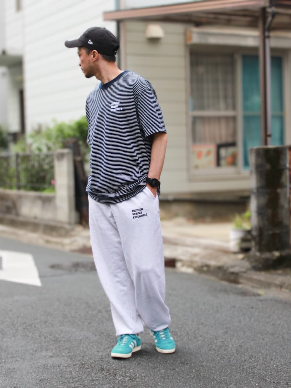 「ロゴT、シンプルコーデ、シンプルスタイル、今日のコーデ、スウェットパンツ、スウェットコーデ、#夏コーデ、ストリートコーデ、ストリート、低身長コーデ、春コーデ、ootd」｜「ANMEのANMEロゴ刺繍入り裏毛スウェットパンツ（スウェットパンツ、ベージュ系）」を使った、おさむさん（メンズ・165cm）の春コーディネートの2枚目の写真