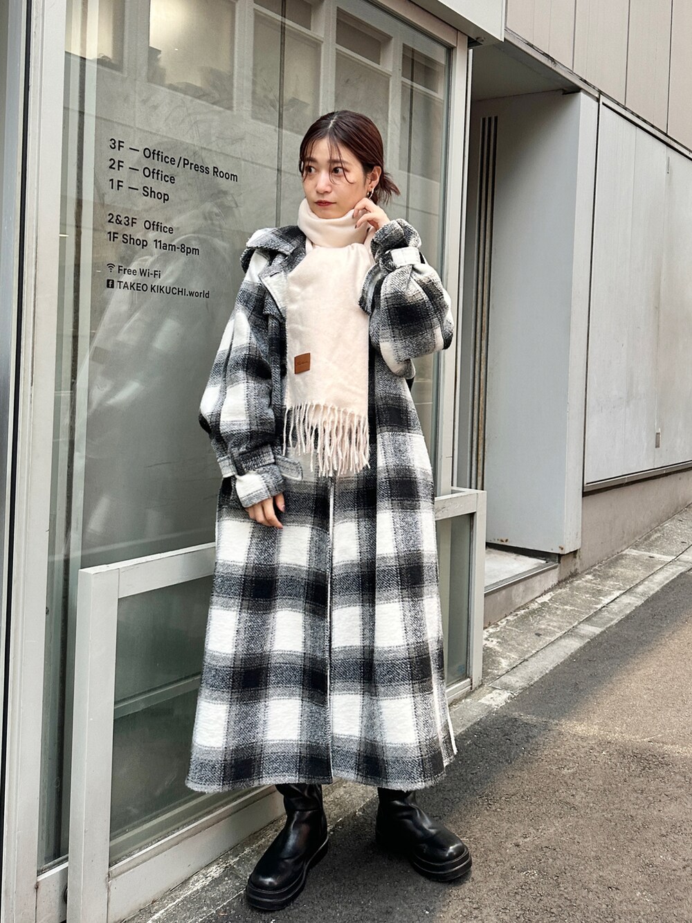 「Kastane、カスタネ、コート、ロングコート、チェック、マフラー、秋冬コーデ、お出かけコーデ、秋カラー、モノトーンコーデ、ゆるコーデ、オーバーサイズ、韓国ファッション、韓国コーデ」｜「Kastaneの【2023AWアイテム/サイズ展開あり】ハイネックロングコート（チェスターコート、ホワイト系）」を使った、あおきりほさん（レディース・161cm）の秋コーディネートの2枚目の写真