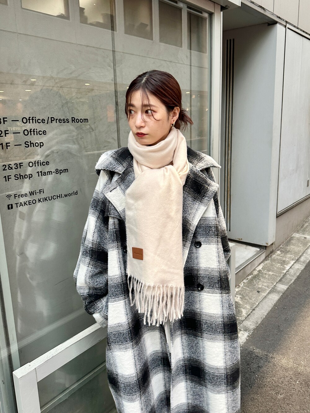 「Kastane、カスタネ、コート、ロングコート、チェック、マフラー、秋冬コーデ、お出かけコーデ、秋カラー、モノトーンコーデ、ゆるコーデ、オーバーサイズ、韓国ファッション、韓国コーデ」｜「Kastaneの【2023AWアイテム/サイズ展開あり】ハイネックロングコート（チェスターコート、ホワイト系）」を使った、あおきりほさん（レディース・161cm）の秋コーディネートの4枚目の写真