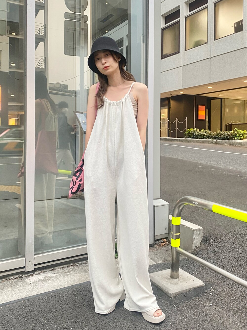 ホワイト系のキャミソール、ホワイト系のサロペット/オーバーオール、ピンク系のトートバッグを着用したレディースの春コーディネートの2枚目の写真