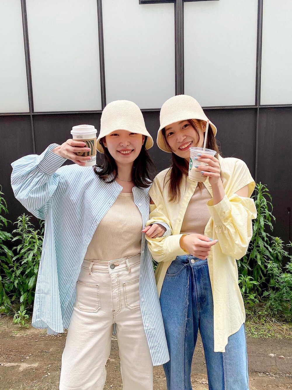 ブラック系のサンダル、グリーン系のサンダル、イエロー系のシャツ/ブラウスを着用したレディースの夏コーディネートの2枚目の写真