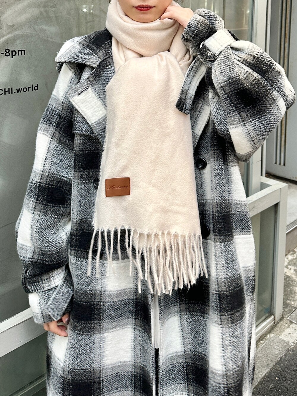 「Kastane、カスタネ、コート、ロングコート、チェック、マフラー、秋冬コーデ、お出かけコーデ、秋カラー、モノトーンコーデ、ゆるコーデ、オーバーサイズ、韓国ファッション、韓国コーデ」｜「Kastaneの【2023AWアイテム/サイズ展開あり】ハイネックロングコート（チェスターコート、ホワイト系）」を使った、あおきりほさん（レディース・161cm）の秋コーディネートの5枚目の写真