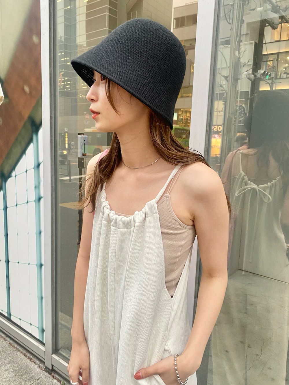 ホワイト系のキャミソール、ホワイト系のサロペット/オーバーオール、ピンク系のトートバッグを着用したレディースの春コーディネートの5枚目の写真