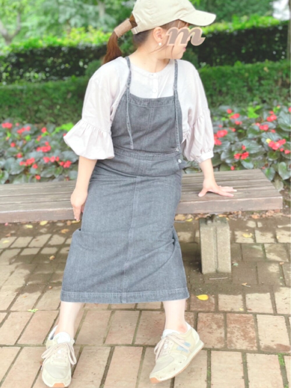 グレー系のシャツ/ブラウス、ブラック系のオールインワン・サロペット、ベージュ系のスニーカーを着用したレディースの夏コーディネートの2枚目の写真