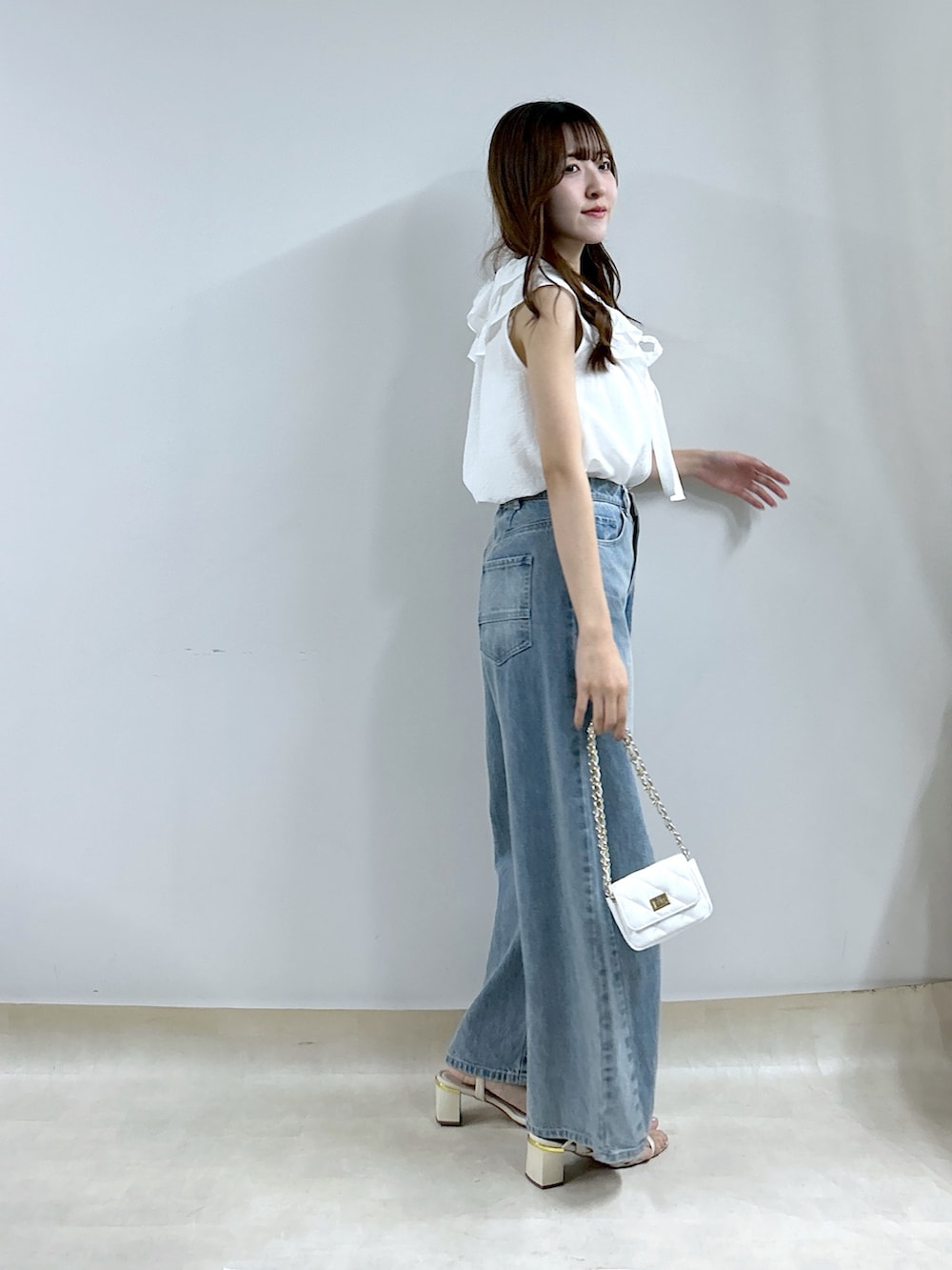 「デニム、デニムパンツ、デニムコーデ、ブラウス、骨格ウェーブ、フリル、オトナカワイイ、楽チンコーデ、夏ファッション、春夏コーデ、おでかけ服」｜「La boutique BonBonの【最強愛され】ギャザーフリルリボンノースリブラウス（シャツ/ブラウス、ホワイト系）」を使った、Sanaさん（骨格ウェーブ・レディース・163cm）の夏コーディネートの4枚目の写真