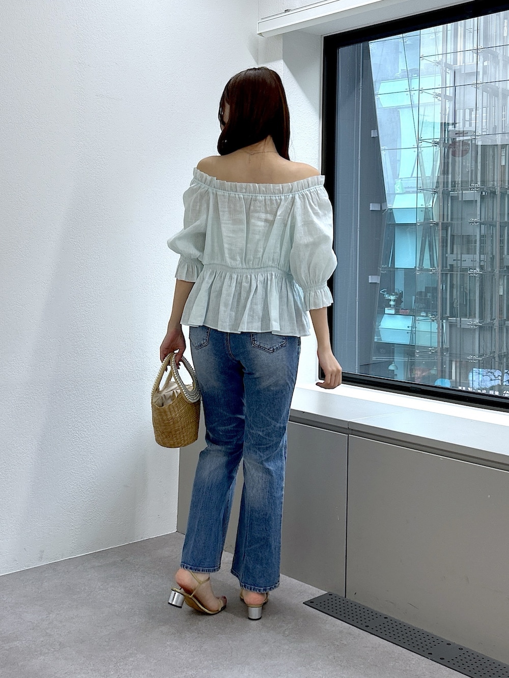 グリーン系のシャツ/ブラウス、ブルー系のデニムパンツを着用したレディースの春コーディネートの3枚目の写真