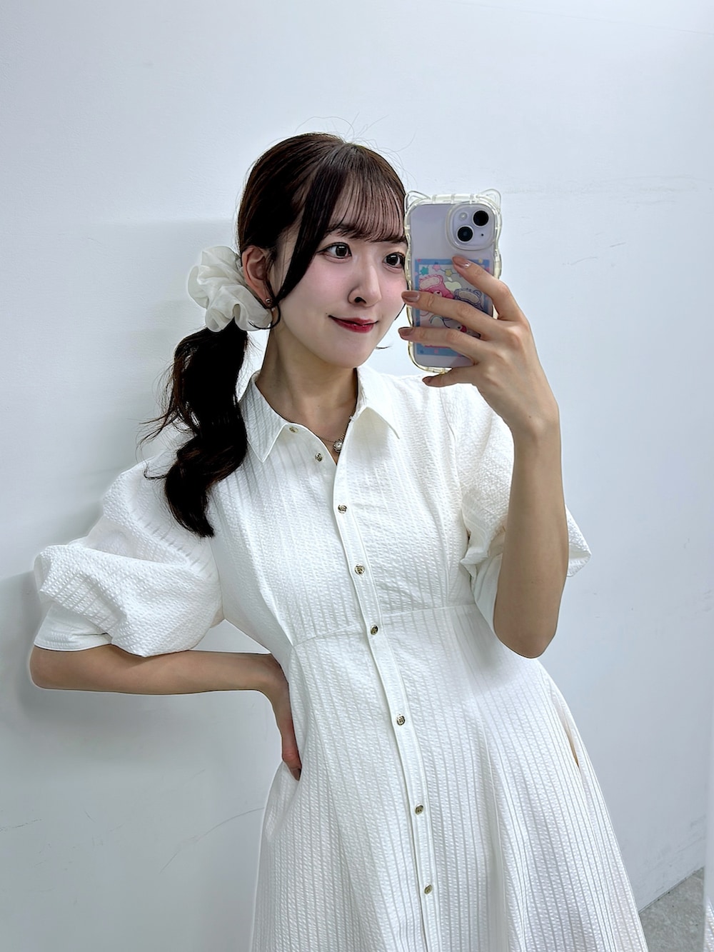 ホワイト系のワンピースを着用したレディースの春コーディネートの5枚目の写真