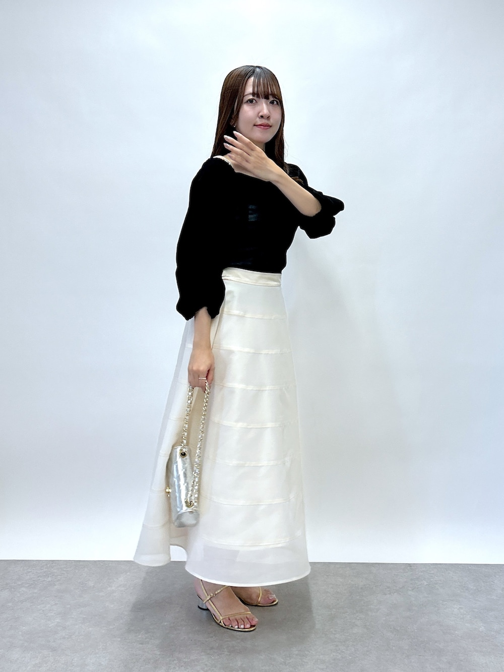 「スカート、スカートスタイル、スカートコーデ、フロッキーチュール、ベロア調、オトナ女子、大人かわいい」｜「La boutique BonBonの【KAZUMI監修カラーあり】フロッキーチュールギャザースリーブカットソー（Tシャツ/カットソー、ブラック系）」を使った、Sanaさん（骨格ウェーブ・レディース・163cm）の夏コーディネートの2枚目の写真