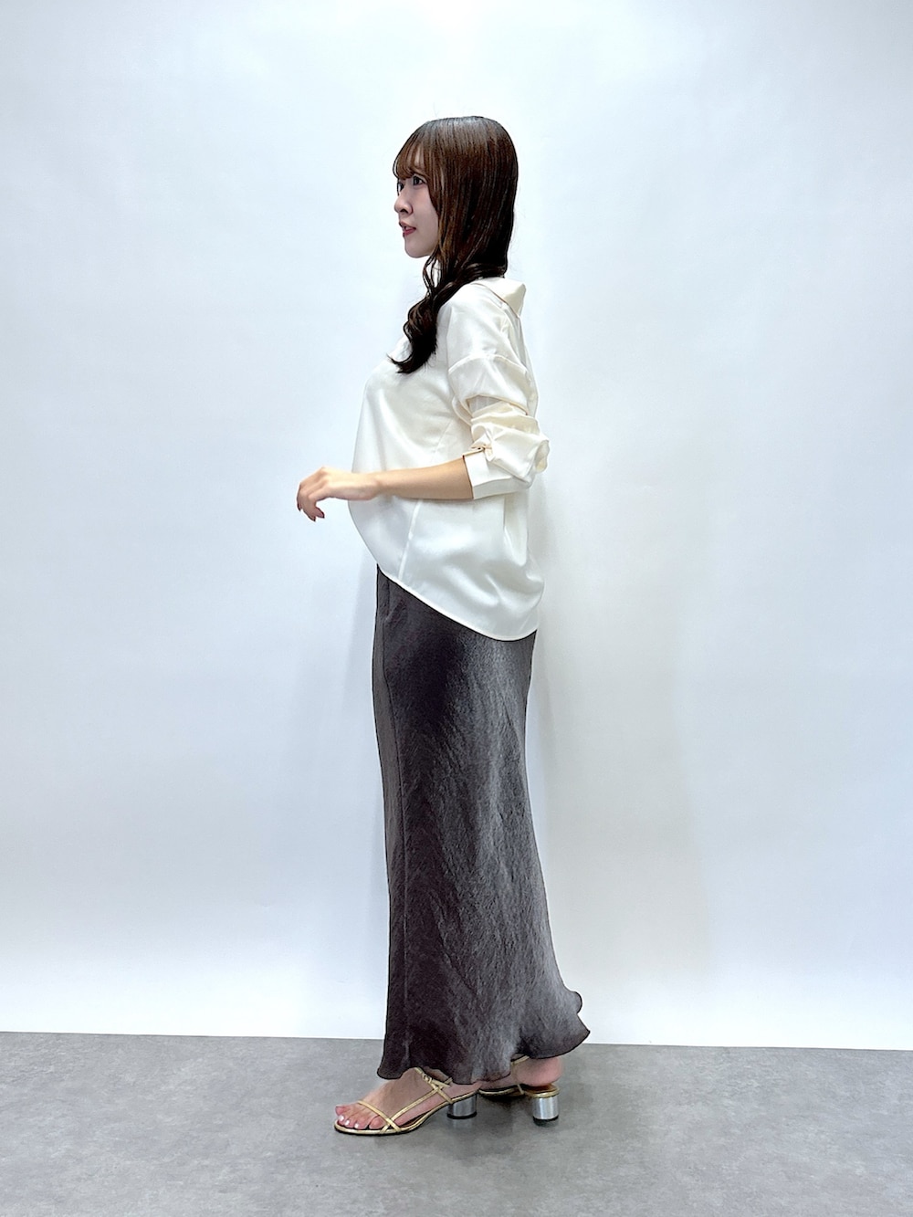 「サテンシャツ、シャツ、シャツスタイル、サテンスカート、大人コーデ、お出かけコーデ、キレイめ、休日スタイル、キレイめコーデ、大人かわいい、お洒落さんとつながりたい」｜「La boutique BonBonの【美人見えシャツ】ライトサテンシャツ（シャツ/ブラウス、ホワイト系）」を使った、Sanaさん（骨格ウェーブ・レディース・163cm）の夏コーディネートの2枚目の写真
