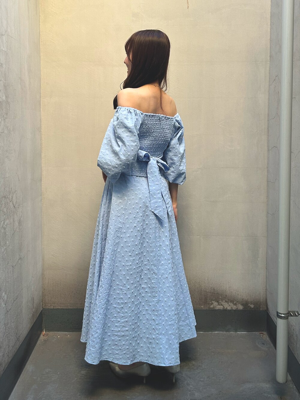 ブルー系のシャツ/ブラウス、ブルー系のスカートを着用したレディースの春コーディネートの3枚目の写真