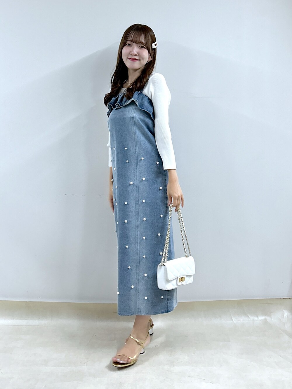 ブルー系のワンピース、ホワイト系のニット/セーターを着用したレディースの夏コーディネートの3枚目の写真