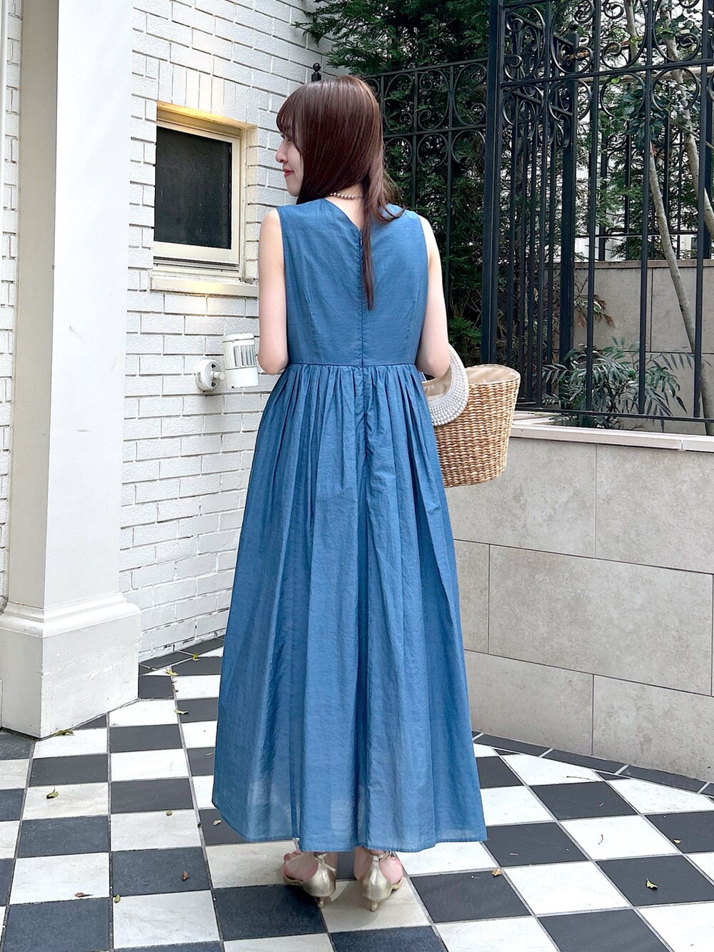 ブルー系のワンピース、ブルー系のシャツ/ブラウスを着用したレディースの春コーディネートの3枚目の写真