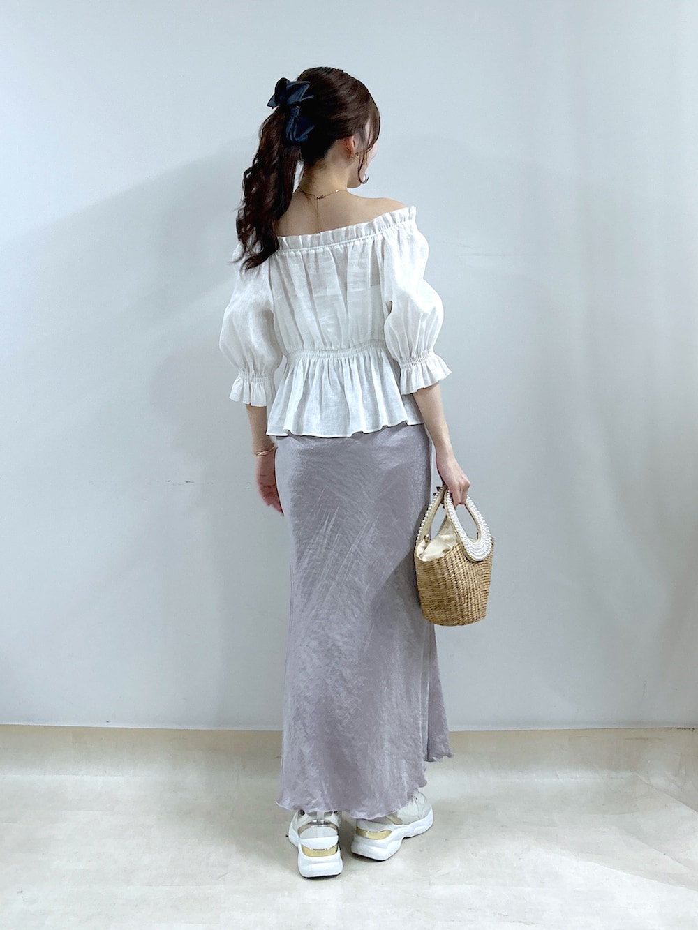 「春夏コーデ、淡色コーデ、きれいめカジュアル、スニーカー、春服コーデ、オトナ女子、オトナカワイイ、大人ファッション、きれいめコーデ、サテンスカート、スニーカーコーデ、スニーカー女子、ブラウス、骨格ウェーブ」｜「La boutique BonBonの【復刻・全骨格対応】シャーリングギャザーブラウス（シャツ/ブラウス、ホワイト系）」を使った、Sanaさん（骨格ウェーブ・レディース・163cm）の春コーディネートの4枚目の写真