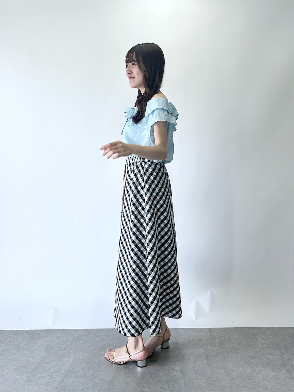 ブルー系のシャツ/ブラウス、ブラック系のスカートを着用したレディースの夏コーディネートの2枚目の写真