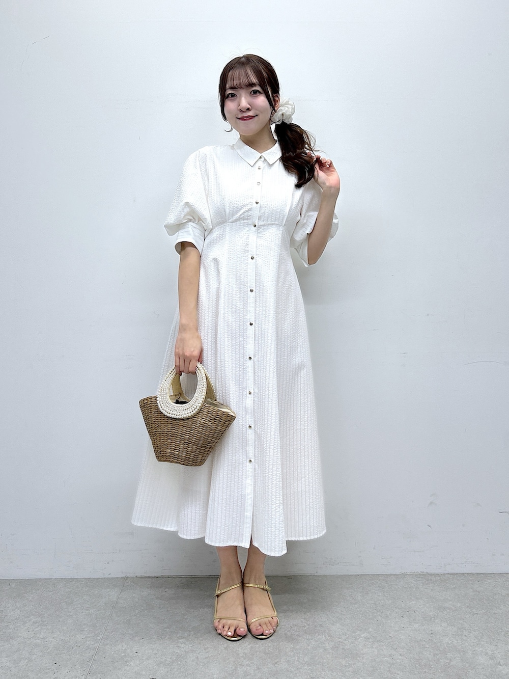 ホワイト系のワンピースを着用したレディースの春コーディネートの2枚目の写真