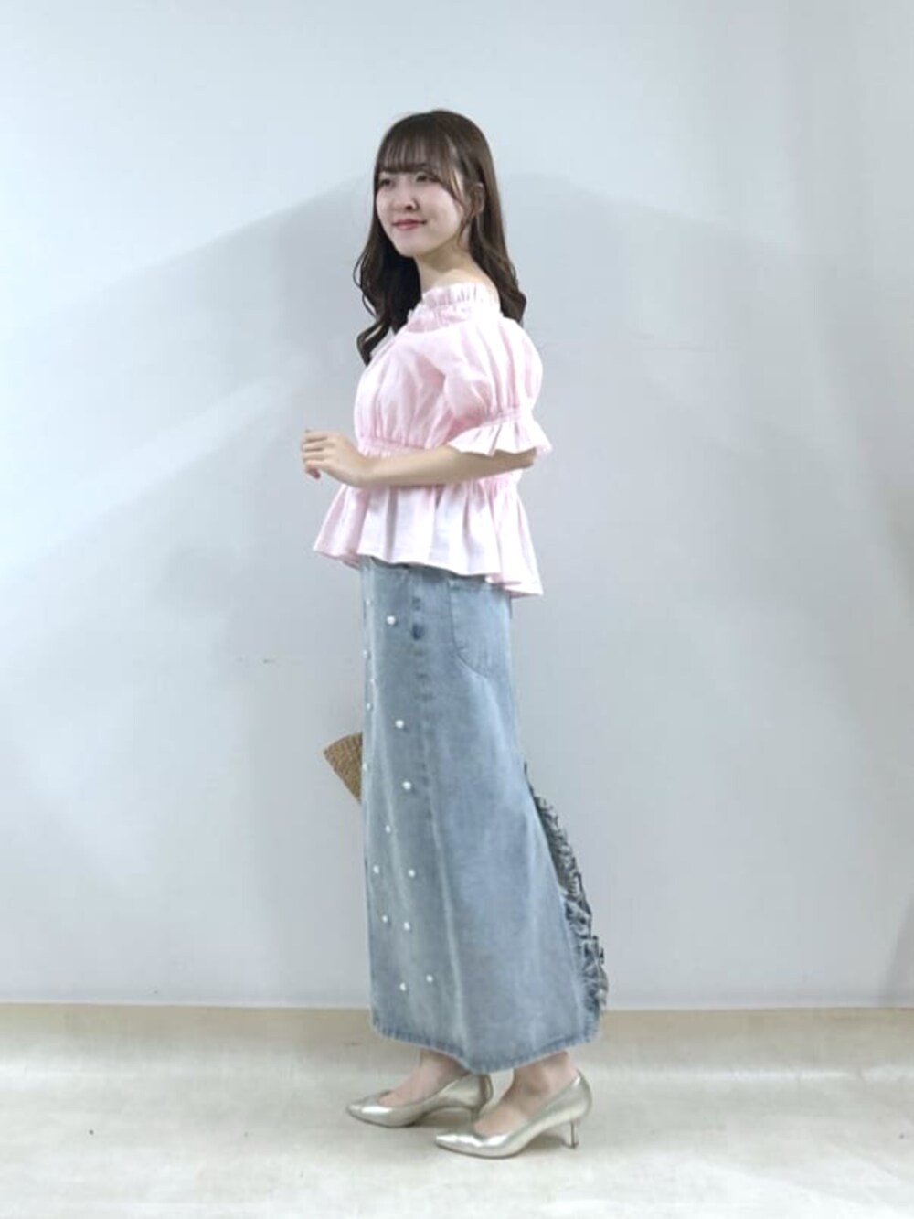 「夏コーデ、きれいめカジュアル、オトナカジュアル、シンプルカジュアル、おでかけコーデ、おしゃれさんと繋がりたい、今日のコーデ、キレイめ、大人コーデ、シンプル」｜「La boutique BonBonの【復刻・全骨格対応】シャーリングギャザーブラウス（シャツ/ブラウス、ピンク系）」を使った、Sanaさん（骨格ウェーブ・レディース・163cm）の夏コーディネートの2枚目の写真