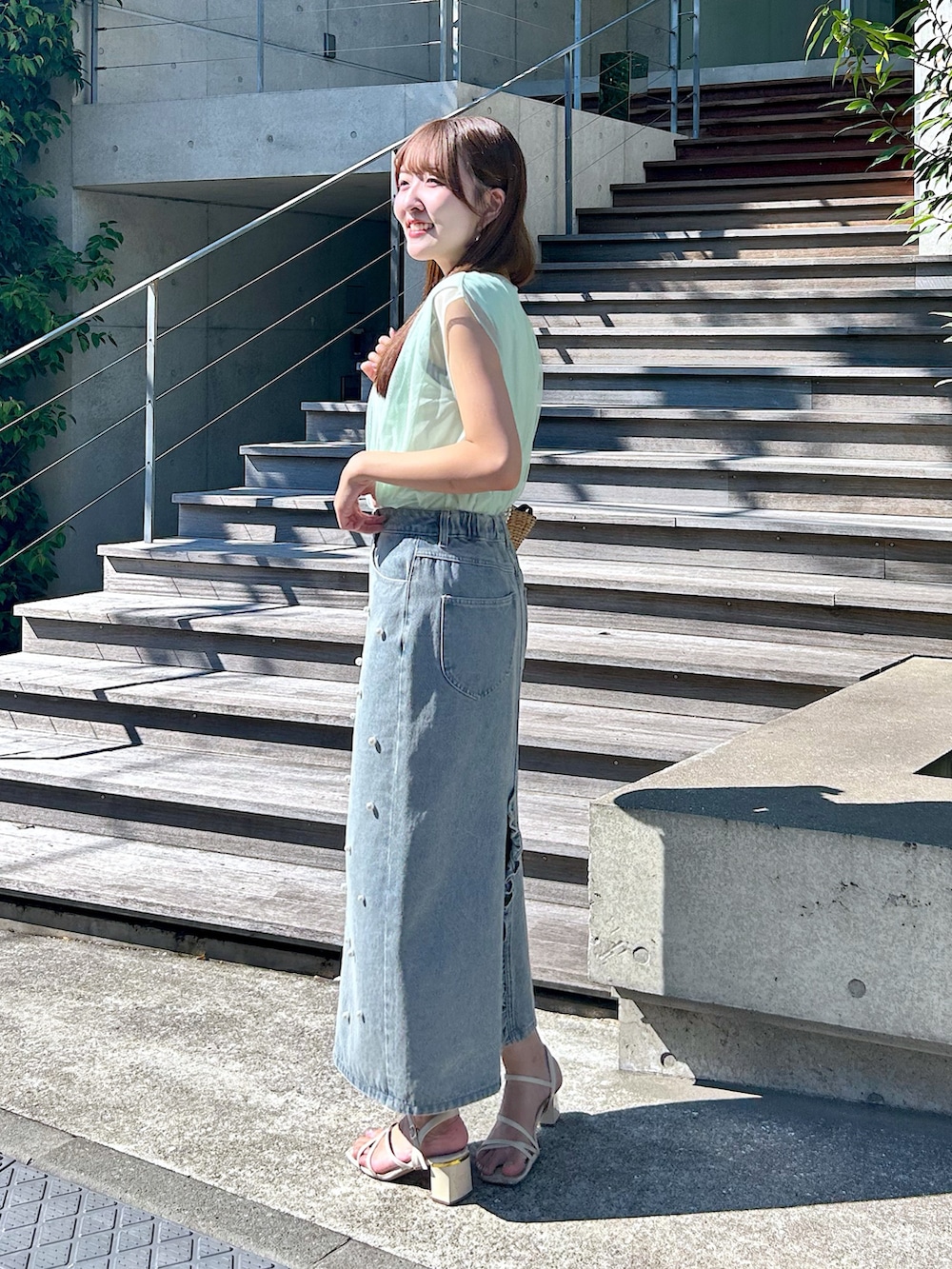 「グリーン、グリーンコーデ、デニムスカート、デニムスカート 、デニム、パール、163、163cm、骨格ウェーブ、ブルベ夏、夏ルックで気分アップ、テーマパークコーデ、お洒落さんとつながりたい、ラクチンコーデ」｜「La boutique BonBonの【さらっと着映え】チュールレイヤードカットソー（Tシャツ/カットソー、グリーン系）」を使った、Sanaさん（骨格ウェーブ・レディース・163cm）の夏コーディネートの2枚目の写真