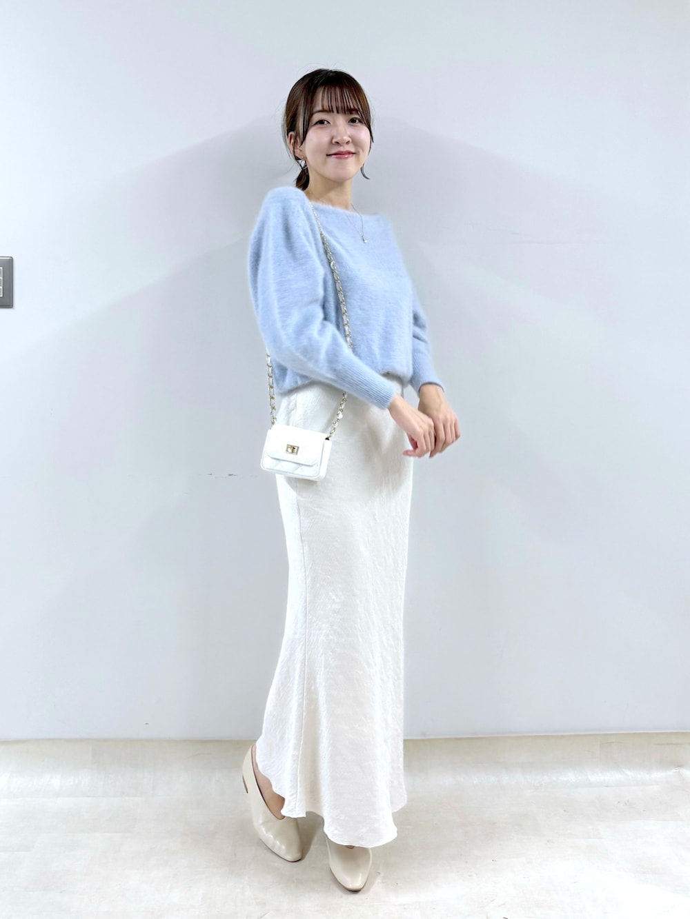「スカート、オフショル、オフショルダー、ニット、冬服、デートコーデ、ブルーコーデ、ブルー x ホワイト、骨格ウェーブ、163cm、ブルべ夏、おしゃれになりたい、アパレルスタッフ」｜「La boutique BonBonのヘアリーウールカシミヤ混オフショルニット（ニット/セーター、ブルー系）」を使った、Sanaさん（骨格ウェーブ・レディース・163cm）の秋コーディネートの2枚目の写真