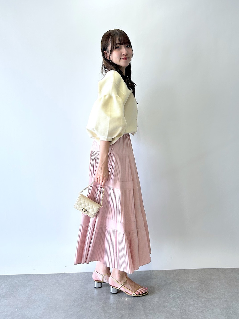 「カーディガン、カーディガンコーデ、秋、秋コーデ、秋のコーデ、骨格ウェーブ、ブルベ夏、ピンク、ピンクコーデ、おでかけコーデ、オトナ女子、カジュアルコーデ、大人かわいい、オトナカワイイ、リラックススタイル」｜「La boutique BonBonの【好評ににつき復刻！・前後2WAY】パールぽわんとスリーブニットカーディガン（カーディガン/ボレロ、ホワイト系）」を使った、Sanaさん（骨格ウェーブ・レディース・163cm）の夏コーディネートの4枚目の写真