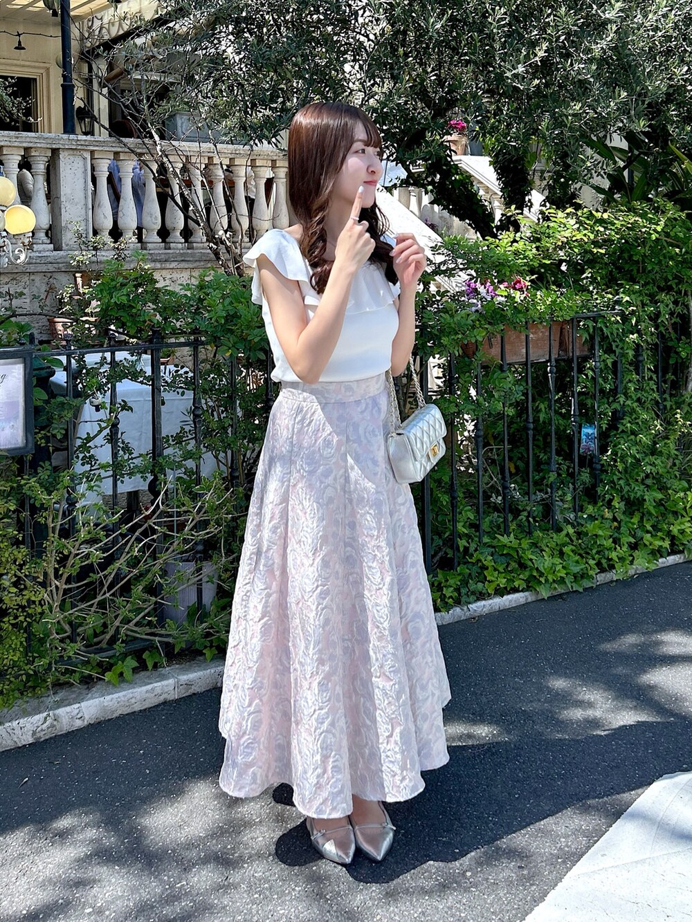 ホワイト系のニット/セーター、ピンク系のスカートを着用したレディースの春コーディネートの2枚目の写真