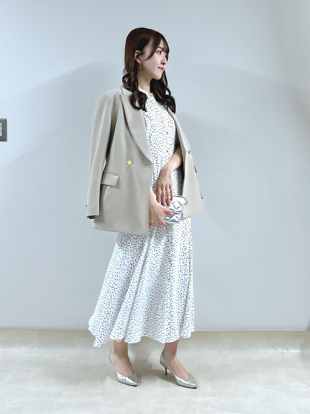 「ワンピース、ジャケット、骨格ウェーブ、キレイめコーデ、春服コーデ、オトナ女子、オトナカワイイ、大人ファッション、きれいめコーデ、いいね、save、フォローお願いします🤑、ジャケットコーデ、春」｜「La boutique BonBonの【miki監修】スクエアドットマーメイドシャツワンピース（ワンピース、ホワイト系）」を使った、Sanaさん（骨格ウェーブ・レディース・163cm）の春コーディネートの4枚目の写真