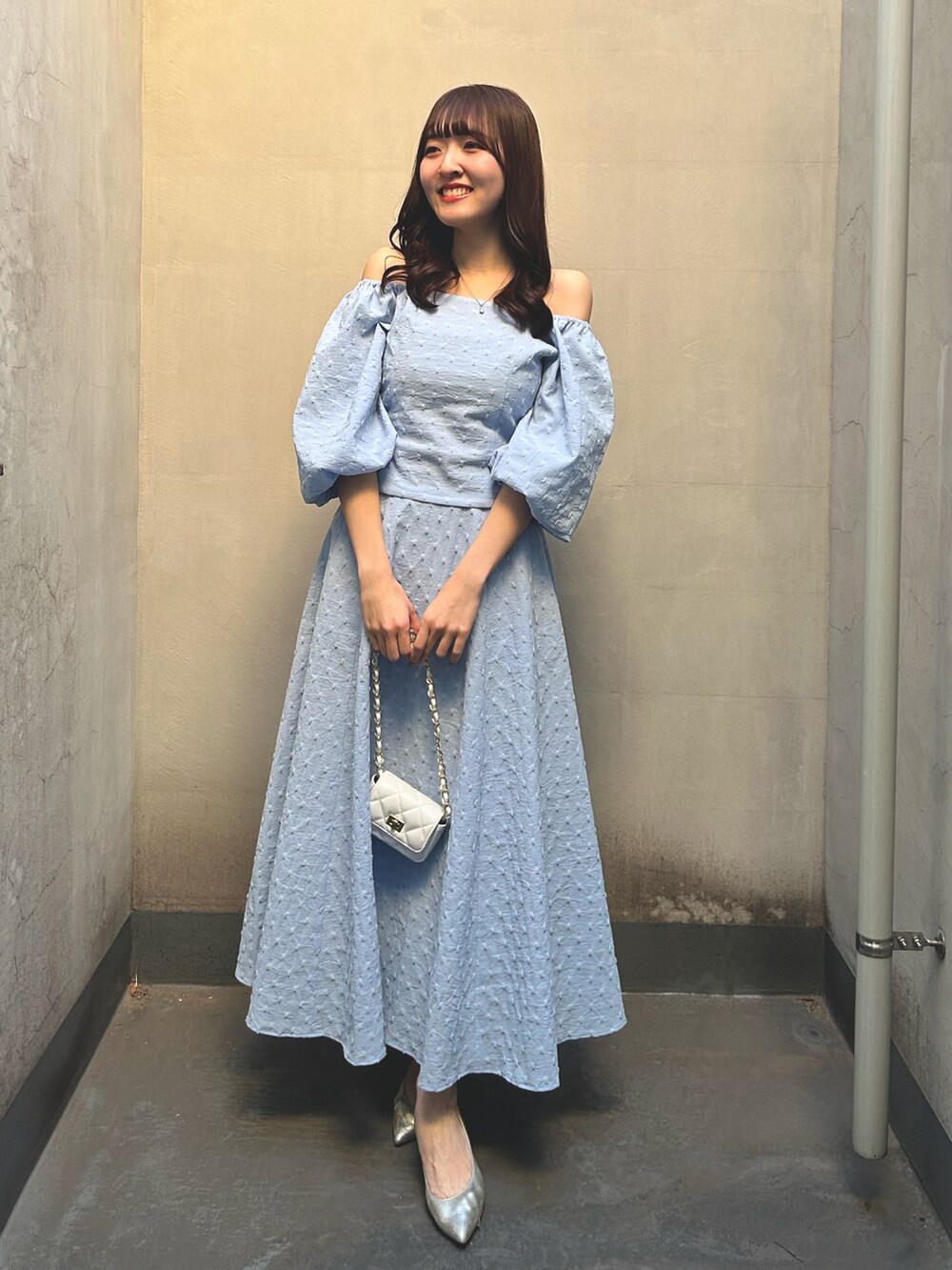 ブルー系のシャツ/ブラウス、ブルー系のスカートを着用したレディースの春コーディネートの4枚目の写真
