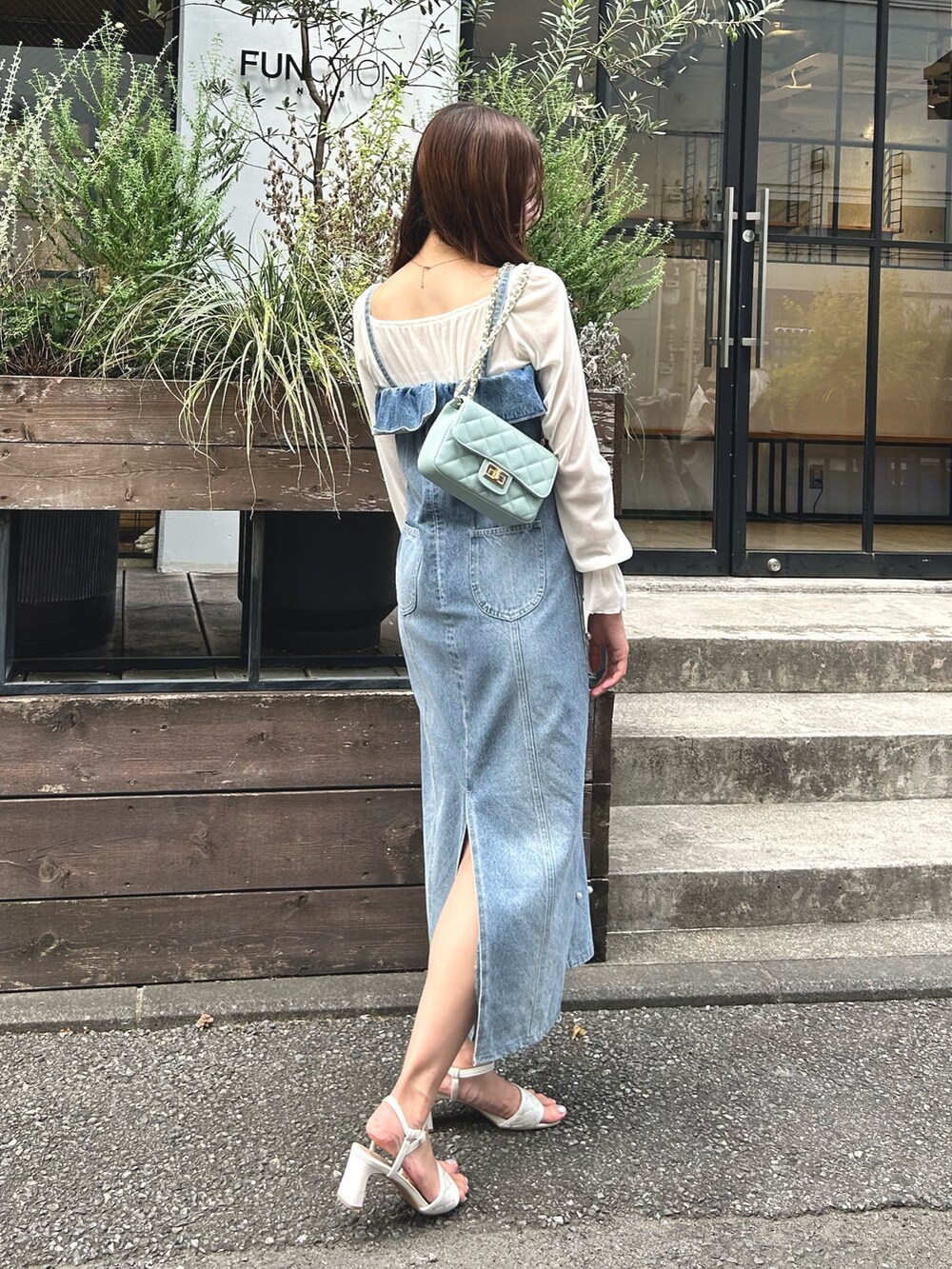 ブルー系のワンピース、ホワイト系のTシャツ/カットソーを着用したレディースの秋コーディネートの4枚目の写真