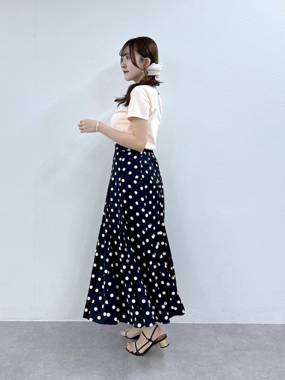 ピンク系のTシャツ/カットソー、ブルー系のスカートを着用したレディースの春コーディネートの2枚目の写真