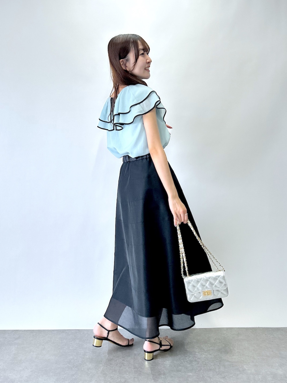 「サーキュラースカート、スカート、スカートスタイル、アパレル、オトナカワイイ、夏ファッション、春夏コーデ、楽チンコーデ、おでかけコーデ、スカートコーデ、フリル、おでかけ服、お仕事コーデ、きれいめコーディネート」｜「La boutique BonBonの【最強愛されブラウス】バイカラーパイピングビッグカラーブラウス（シャツ/ブラウス、ブルー系）」を使った、Sanaさん（骨格ウェーブ・レディース・163cm）の夏コーディネートの3枚目の写真