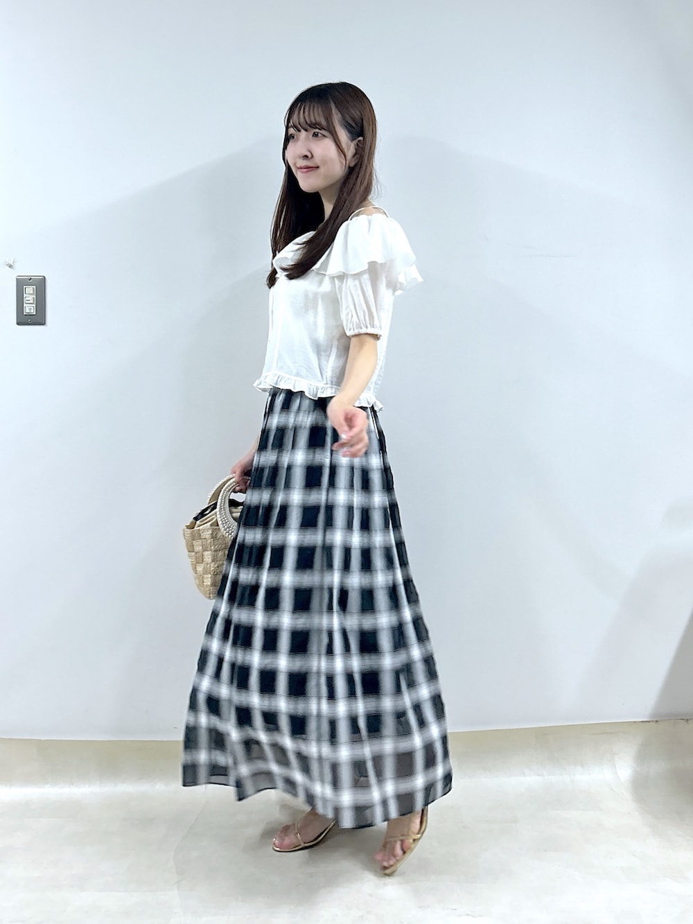 「夏コーデ、きれいめカジュアル、オトナカジュアル、シンプルカジュアル、おしゃれさんと繋がりたい、おでかけコーデ、キレイめ、大人コーデ、チェック、チェックスカート、チェック柄」｜「La boutique BonBonの【最強モテ】フリルオフショルキャミブラウス（シャツ/ブラウス、ホワイト系）」を使った、Sanaさん（骨格ウェーブ・レディース・163cm）の夏コーディネートの2枚目の写真
