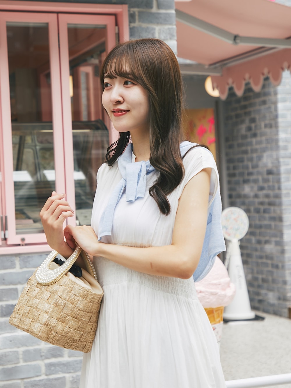 ホワイト系のワンピース、ブルー系のカーディガン/ボレロを着用したレディースの夏コーディネートの5枚目の写真