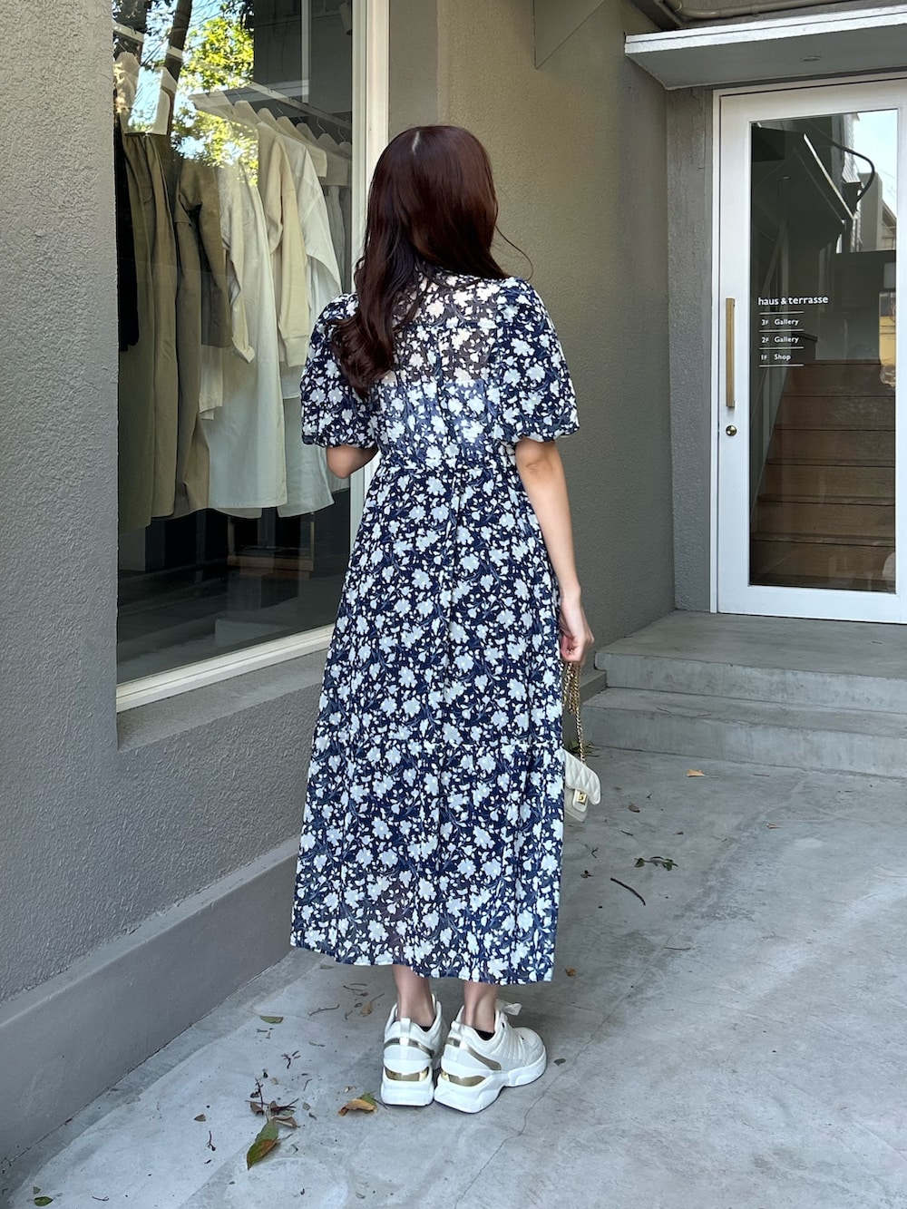 ブルー系のワンピースを着用したレディースの春コーディネートの3枚目の写真