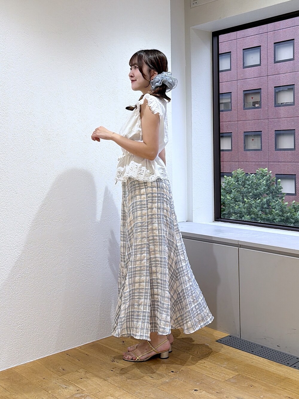 ホワイト系のシャツ/ブラウス、ホワイト系のスカートを着用したレディースの夏コーディネートの2枚目の写真